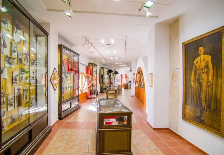Exhibición de trajes de luces y fotografías taurinas en el museo de la plaza de toros de Alicante.