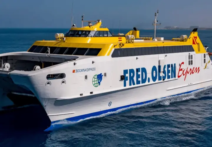 El ferry "Bocayna Express" de Fred. Olsen Express surca las aguas entre Fuerteventura y Lanzarote, conectando las islas con rapidez.