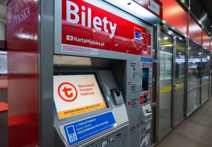 Automat biletowy w Warszawie. Kupisz tu bilet dobowy, doładujesz kartę miejską lub telefon.