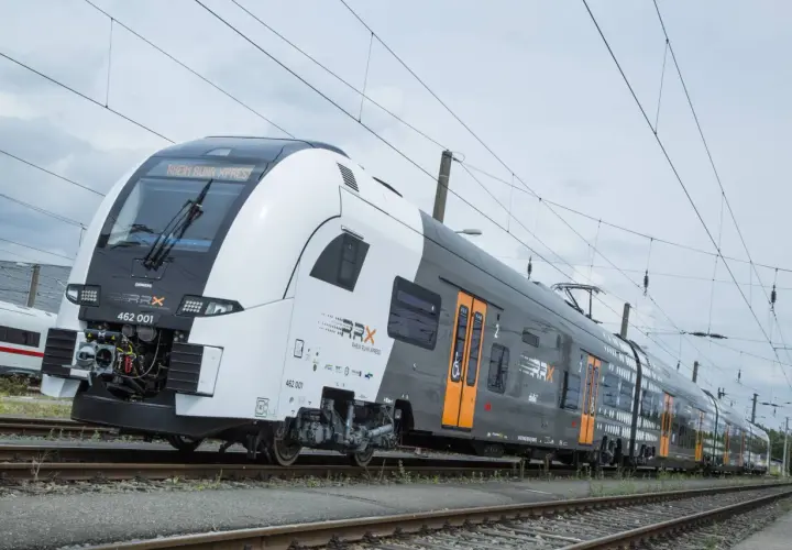 Moderner RRX-Zug, Modell 462 001, mit der Aufschrift "Rhein Ruhr Xpress" auf den Gleisen.
