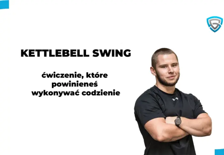 Kettlebell swing: ćwiczenie, które angażuje pośladki, uda i plecy. Mężczyzna w czarnej koszulce z logo.