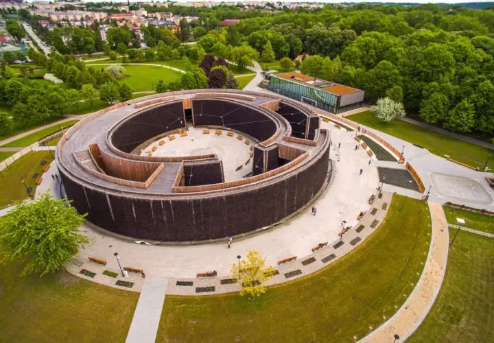 Nowoczesne termy w Busku-Zdroju, spiralna tężnia z drewnianymi elementami i otaczający ją park.