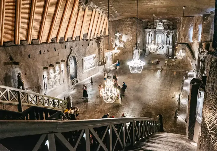 Wnętrze Kopalni Soli w Wieliczce koło Krakowa, z kryształowymi żyrandolami i rzeźbami w soli.