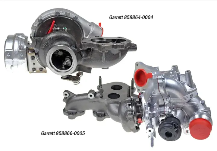 Dwa turbosprężarki Garrett. Jedna z nich, Garrett 858864-0004, może być przyczyną problemów z master 2.3 biturbo, gdy brakuje mocy.