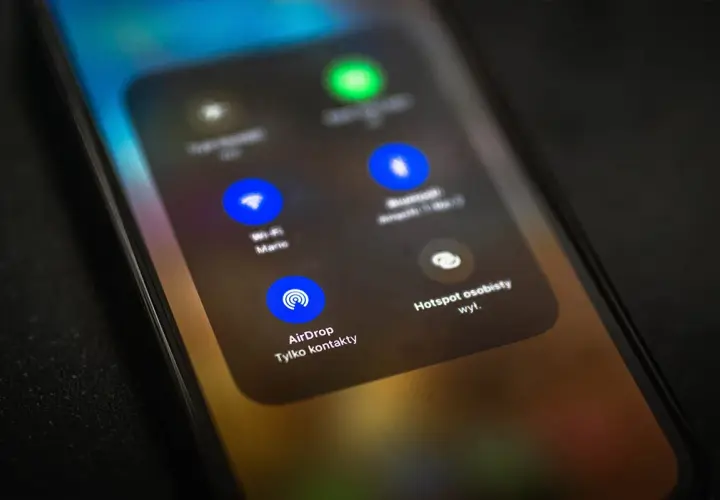 Ekran telefonu z menu AirDrop. Dowiedz się, airdrop co to jest i jak działa, by łatwo udostępniać pliki.