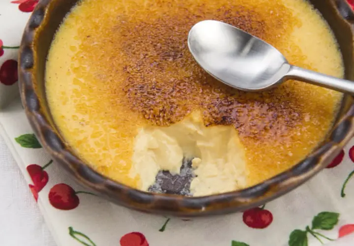 Crème brûlée gourmande avec une croûte caramélisée craquante. Une recette de crème brûlée facile et rapide à déguster.