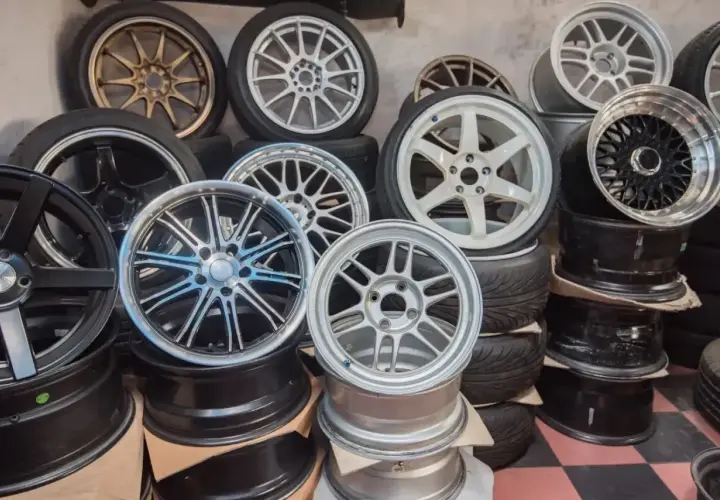 Różnorodne felgi aluminiowe, gotowe do malowania. Od złotych po białe i czarne, tworzą imponującą kolekcję.