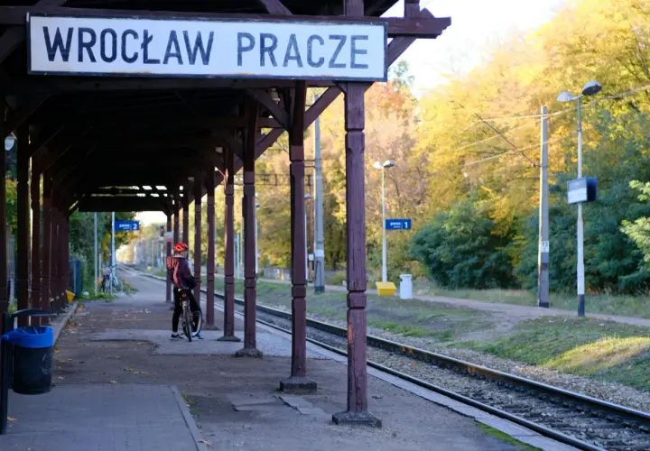 Dziewczyna z rowerem na peronie Wrocław Pracze. Jesień w województwie dolnośląskim.