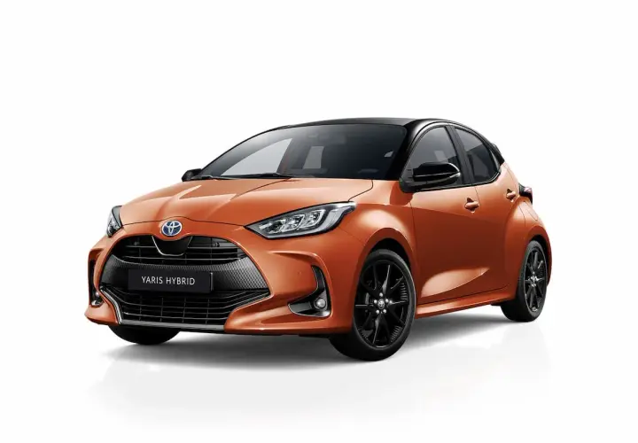 Toyota Yaris Hybrid naranja con llantas negras. Asegúrate de revisar la presión de los neumáticos para un viaje seguro.