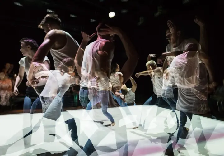 Dynamiczne ruchy tancerzy na scenie. Krakowski teatr tańca w ruchu, uchwycony w wielokrotnej ekspozycji.