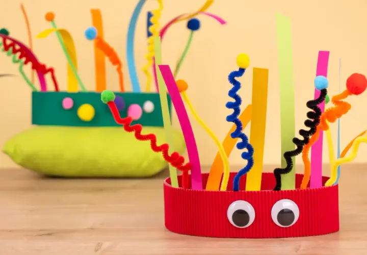 Bunte Faschingskränze zum einfach Basteln, verziert mit Pfeifenreinigern und Wackelaugen.