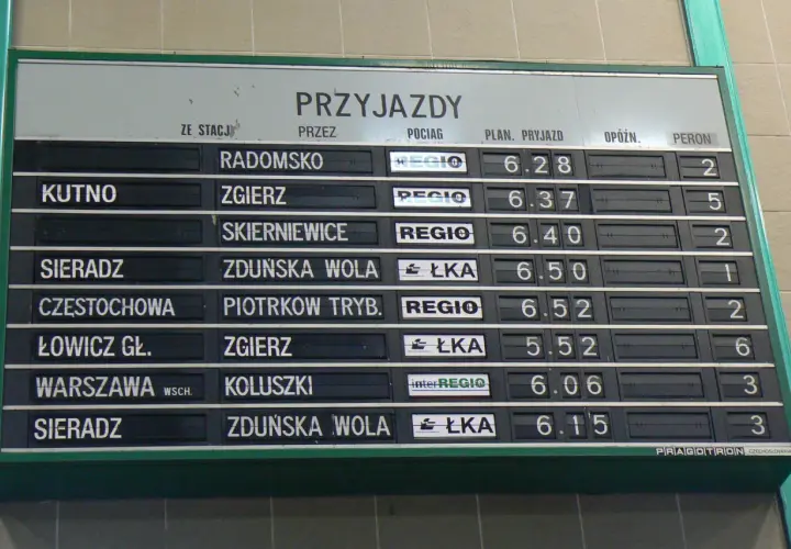 Tablica przyjazdów pociągów. Widoczny numer pociągu "REGIO" o 6:28 z Radomska, jadący na peron 2.