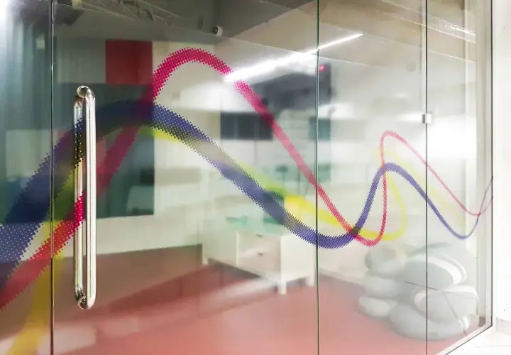 Jak druk na folii adhezyjnej może zrewolucjonizować Twoje projekty