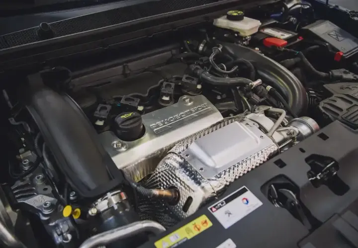Silnik 1.6 PureTech z napisem Peugeot Sport.
