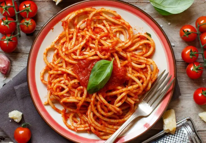 Pyszne spaghetti z sosem pomidorowym, czosnkiem i bazylią. Idealne danie, by pokazać, co zrobić z pomidorów na obiad.