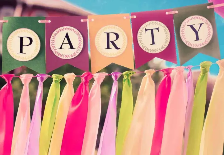 Guirnalda de "PARTY" con letras vintage, adornada con cintas de colores pastel. Un toque de manualidades vintage para cualquier celebración.