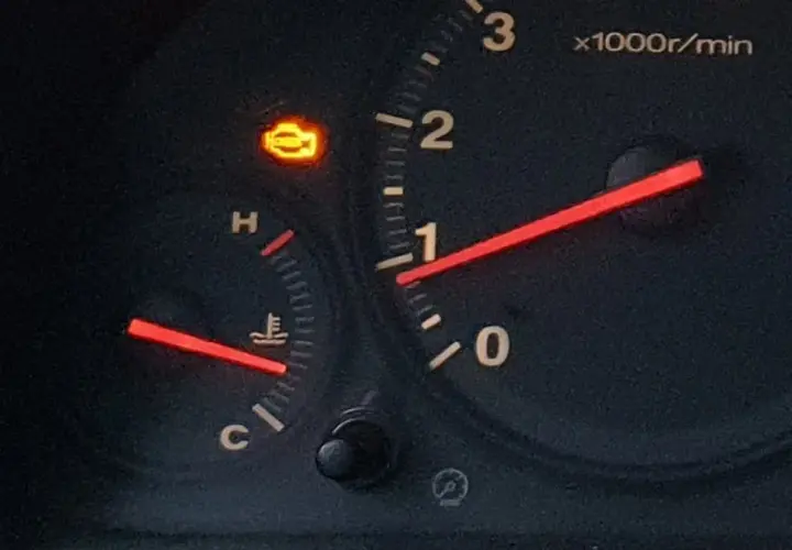 Kontrolka silnika świeci się, a obok niej wskaźnik temperatury. Czy to znak, że czas na diagnostykę OBD?