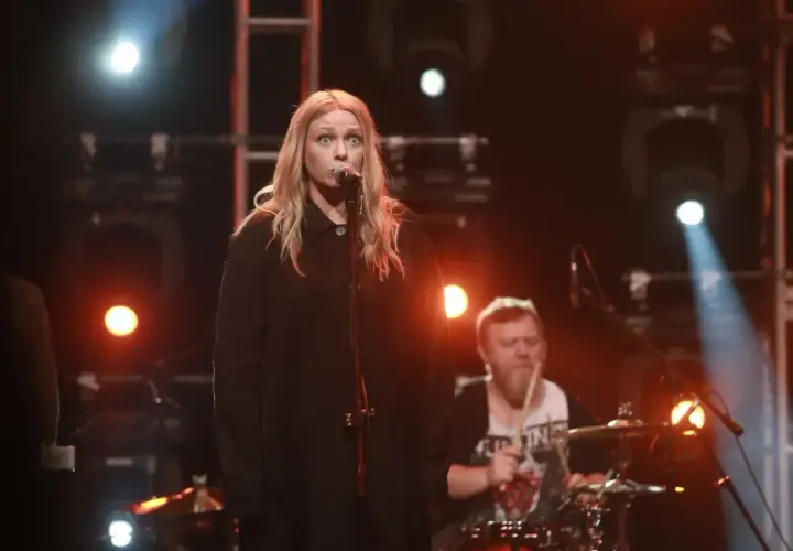 Wokalistka na scenie, w tle perkusista. W tej chwili liczy się tylko muzyka, bo "nic innego się nie liczy" po polsku.