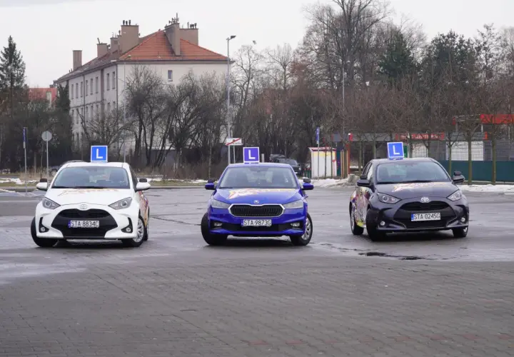 Trzy samochody z literą "L" na dachu, gotowe do nauki jazdy. Idealne do kursu prawa jazdy online.