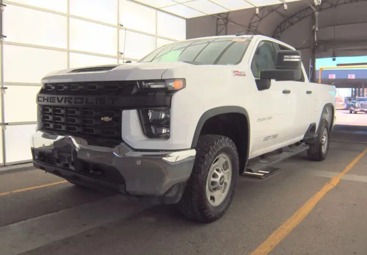 Biały Chevrolet Silverado 2500 HD, jeden z wielu imponujących chevrolet modele, gotowy do pracy.