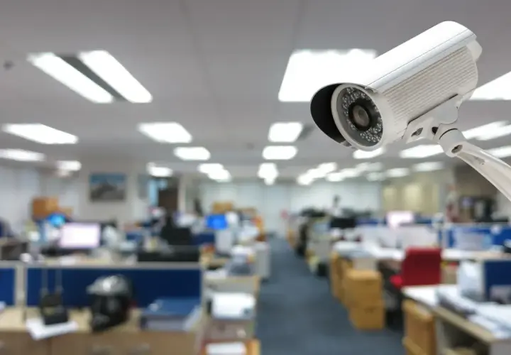 Kamera monitoringu czuwa nad biurową przestrzenią, zapewniając ciągłą inwigilację.