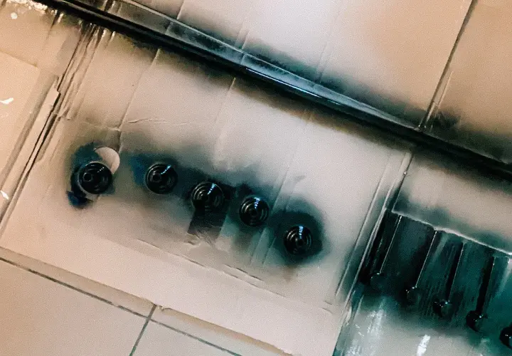 Jak skutecznie pomalować karnisz metalowy, aby uniknąć zniszczeń?