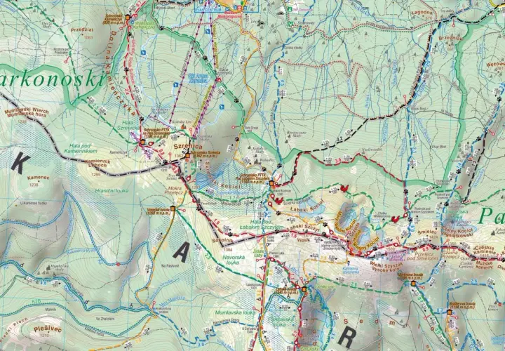 Mapa turystyczna Karkonoszy z zaznaczonymi szlakami. Widoczne szczyty, schroniska i doliny.