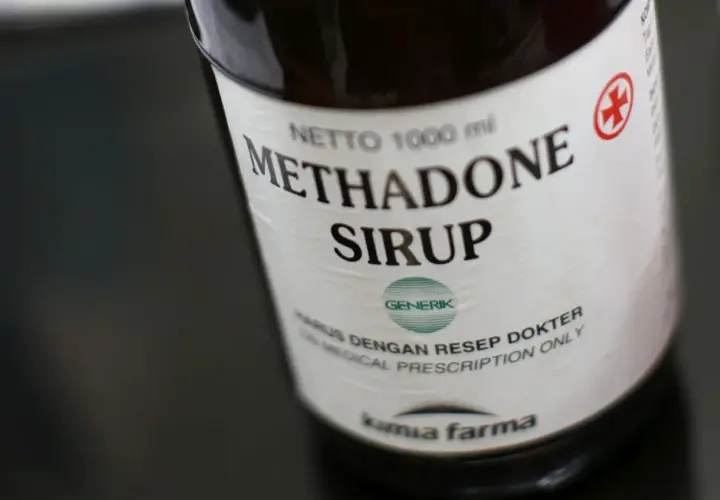 Butelka syropu metadonowego, lek wydawany na receptę.