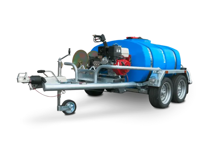 Ein mobiler Hochdruckreiniger Anhänger mit großem blauen Wassertank und leistungsstarkem Motor für professionelle Reinigungsarbeiten.