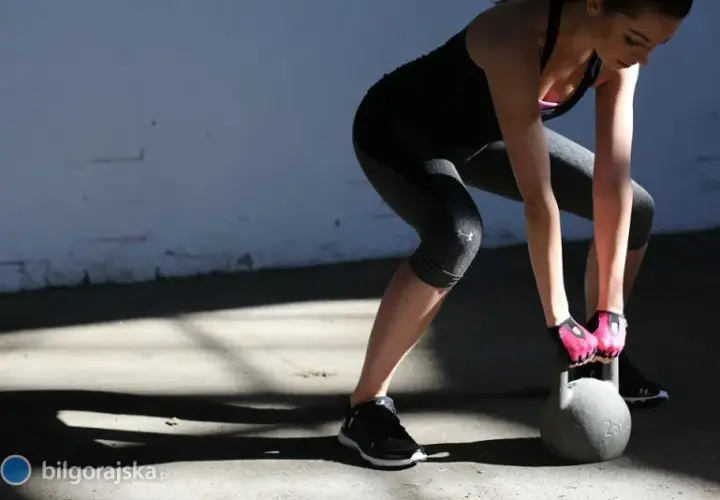 CrossFit czy siłownia: Co lepsze? Porównanie, które rozwieje wątpliwości