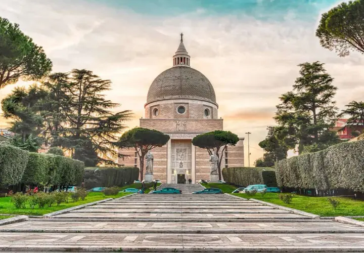 La Basilica dei Santi Pietro e Paolo all'EUR, Roma, è un luogo da non perdere. Imponente cupola, statue e giardini curati.