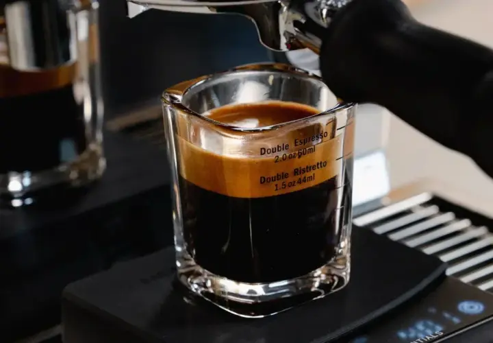 Frisch gebrühter Espresso in einem Messbecher, der die Unterschiede zwischen Ristretto und Espresso zeigt.