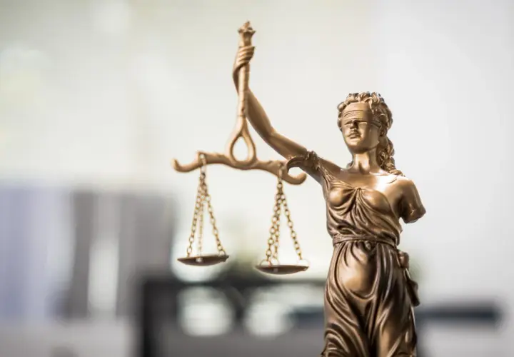 Figurka Temidy z wagą symbolizuje sprawiedliwość, a jej wizerunek często pojawia się w dyskusjach o tym, ile zarabia adwokat w Polsce.