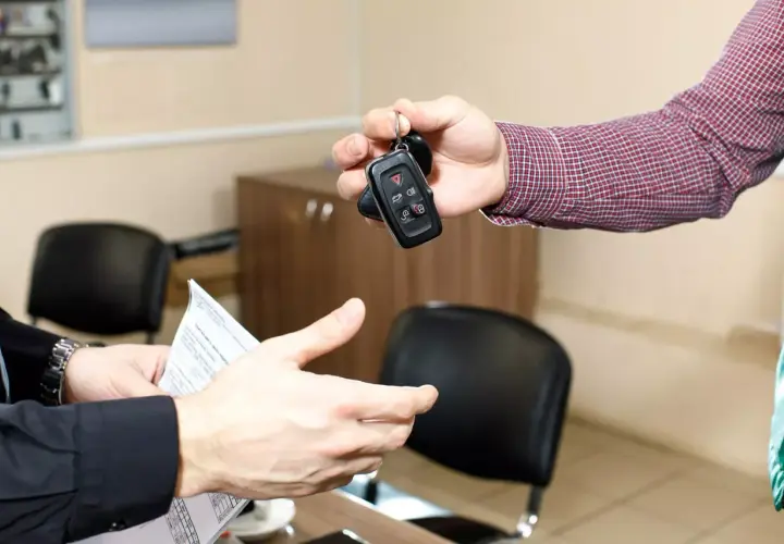 Passaggio di chiavi auto e documenti per il cambio intestatario assicurazione auto.