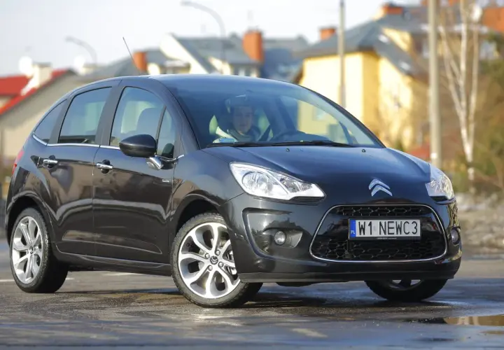 Czarny Citroen C3 z nowymi żarówkami z przodu, gotowy do jazdy.