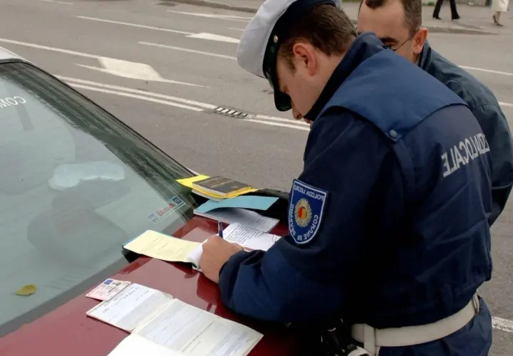 Agente scrive multa su auto con revisione scaduta. Cosa succede?