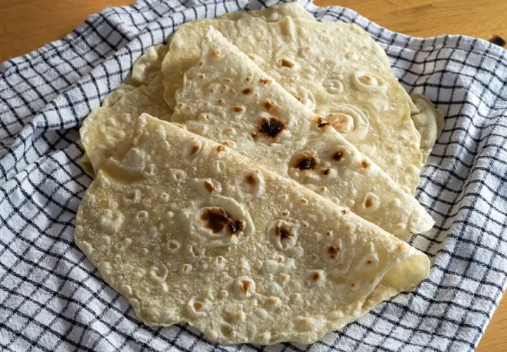 Domowe tortille, idealne do wrapów. Prosty przepis na to, jak zrobić tortille, aby były miękkie i elastyczne.