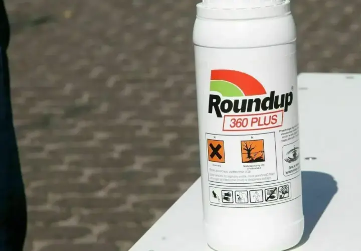 Flasche Roundup 360 Plus mit Warnhinweisen. Die Anwendung von Roundup 360 Plus ist verboten.