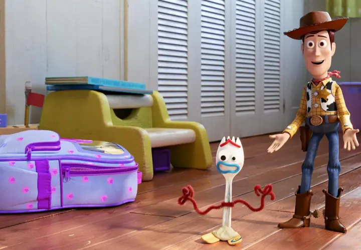 Woody i Forky, bohaterowie filmów dla całej rodziny, stoją obok fioletowego plecaka w pokoju dziecięcym.