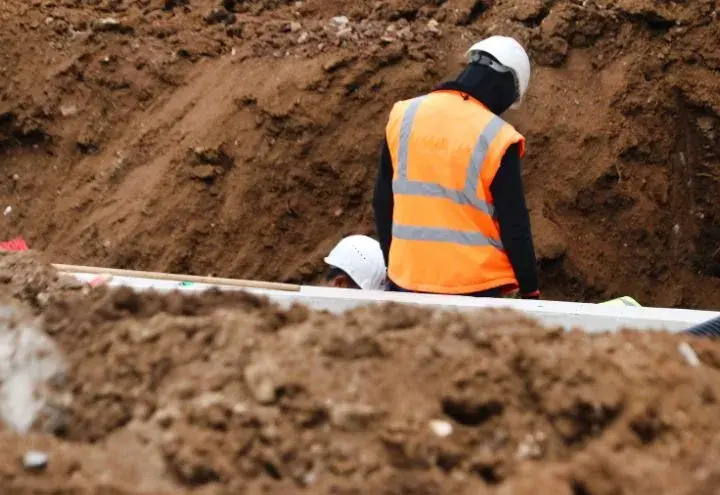 Jak głęboko kabel elektryczny na działce? Uniknij kosztownych błędów