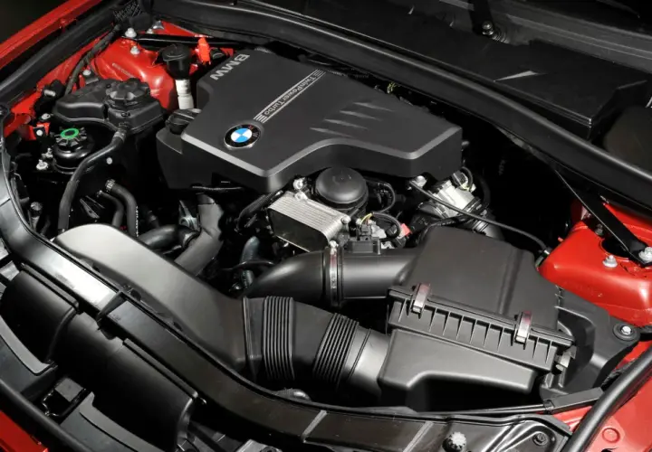 Silnik BMW TwinPower Turbo, model n20, w lśniącym czerwonym kolorze.