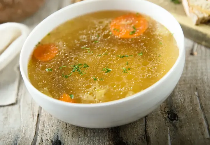 Aromaticzny rosół z marchewką i natką pietruszki, idealny na chłodne dni. Dowiedz się, jak ugotować rosół, by był pyszny.