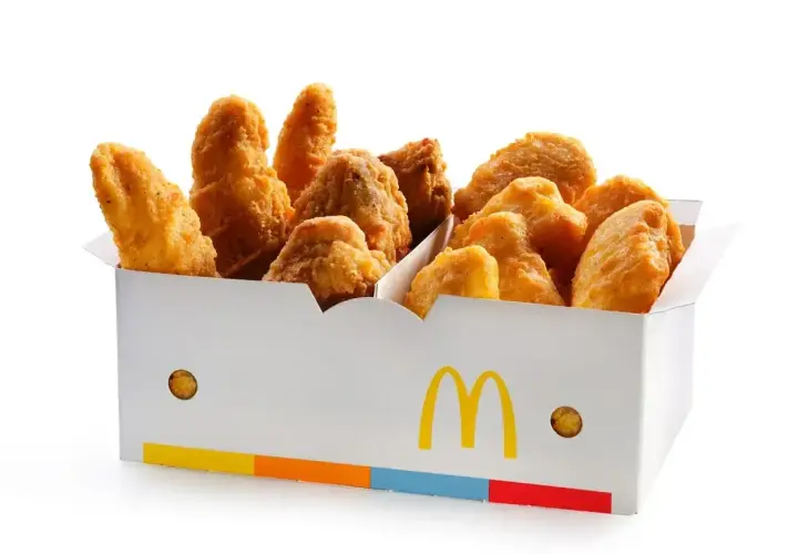 Pudełko McDonald's z chrupiącymi kawałkami kurczaka. Idealne na szybką przekąskę.