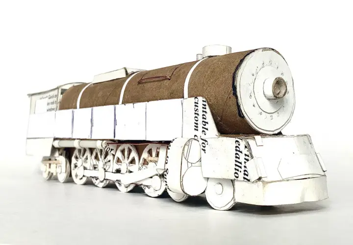 Model parowozu z kartonu, pokazujący, jak zrobić pociąg z kartonu. Detale kół i kotła.