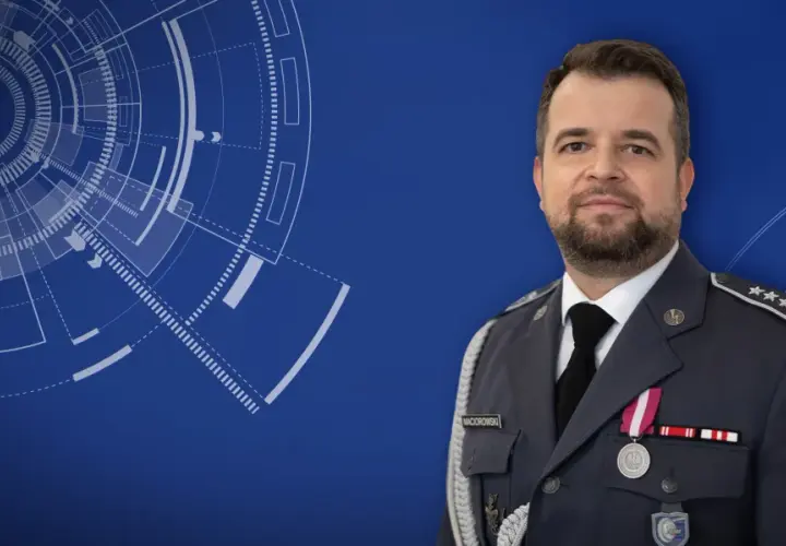 Mężczyzna w mundurze, wyższy stopień podoficerski w marynarce wojennej, z odznaczeniami. Tło z elementami graficznymi przypominającymi radar.