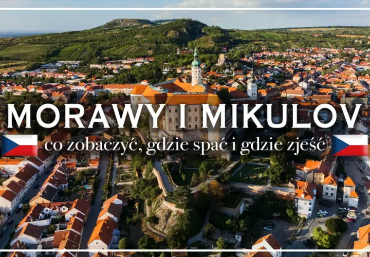 Widok na Mikulov z winnicami w tle. Miasto z czerwonymi dachami i zamkiem, idealne na wakacje.