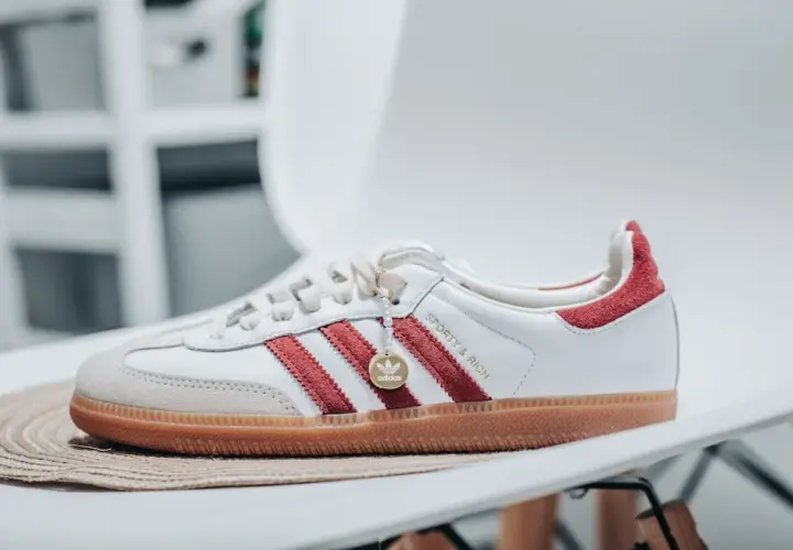 Najmodniejsze sneakersy damskie na co dzień: jak wybrać wygodne buty do miejskich stylizacji?