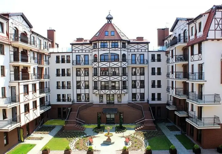 Elegancki hotel w Krynicy Morskiej, z charakterystyczną architekturą i dziedzińcem z fontanną. Krynica Morska hotel Continental zaprasza!