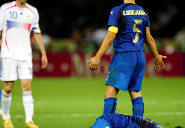 Zidane leży na ziemi po starciu z Materazzim. W tle widać innych piłkarzy.