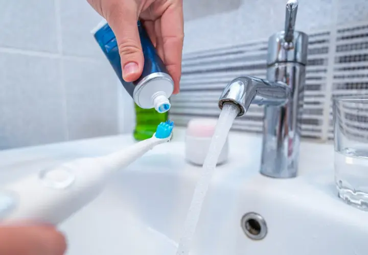 Jak myć zęby szczoteczką soniczną? Pełny przewodnik krok po kroku